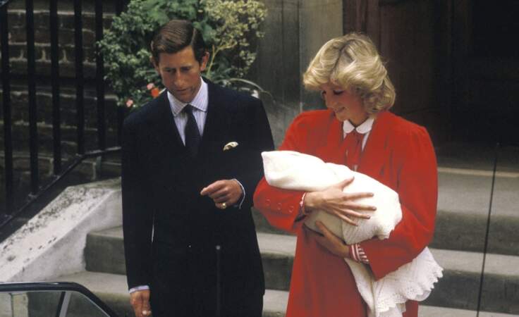 Lady Di et le prince Charles à la sortie du St Mary's Hospital avec leur bébé le prince Harry, en 1984