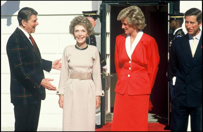 La princesse Diana et le prince Charles reçus par le président américain Ronald Reagan et sa femme Nancy Reagan lors de leur visite aux Etats-Unis, en 1985