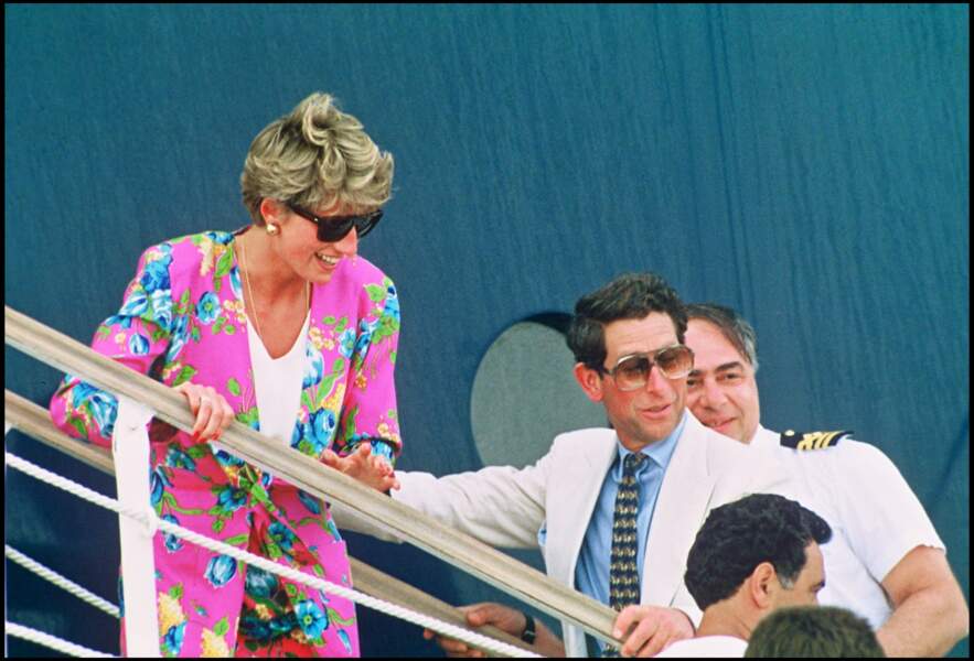 Le prince Charles et la princesse Diana sur un bateau lors d'un voyage en Italie, en 1991