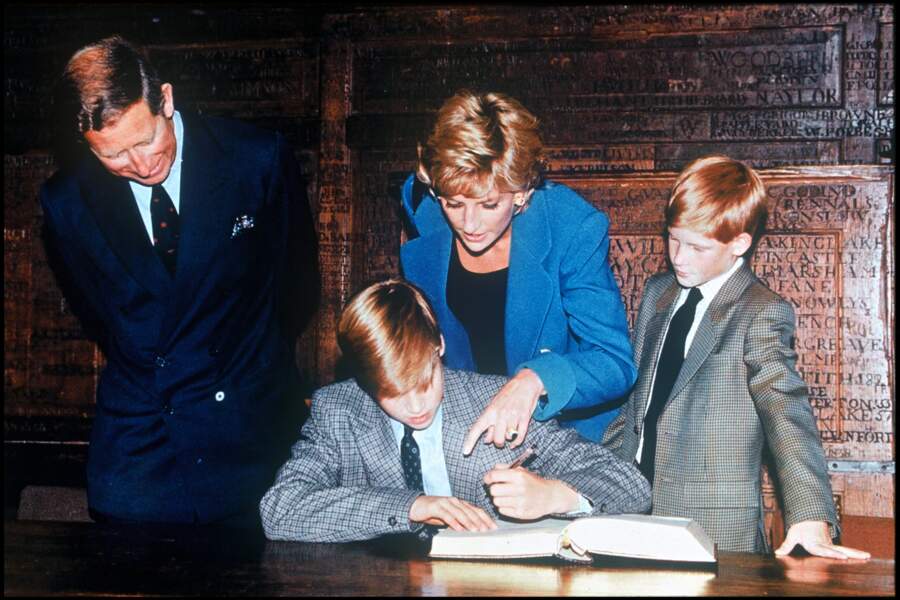 Le prince Charles et Diana accompagnent William et Harry pour leur entrée au Eton College, en 1995