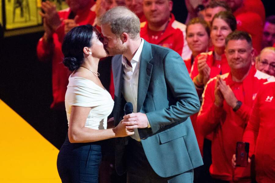 Le prince Harry et Meghan Markle s'embrassent publiquement lors de la cérémonie d'ouverture des Invictus Games 2020 à La Haye, le 16 avril 2022.