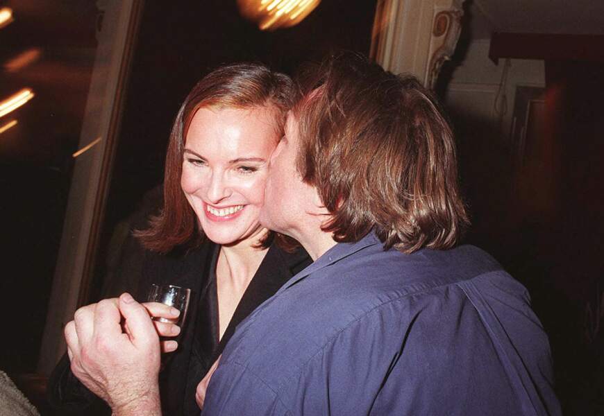Gérard Depardieu embrasse Carole Bouquet sur la joue en 1999