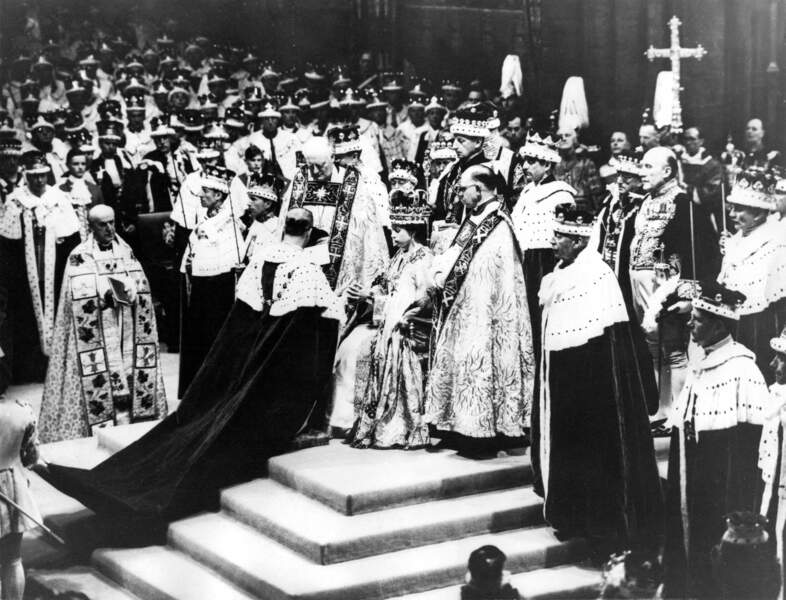 En 1953, le Prince Philip à genoux pour rendre hommage à sa femme la nouvelle Reine Elizabeth II d'Angleterre dans l'Abbaye de Westminter.