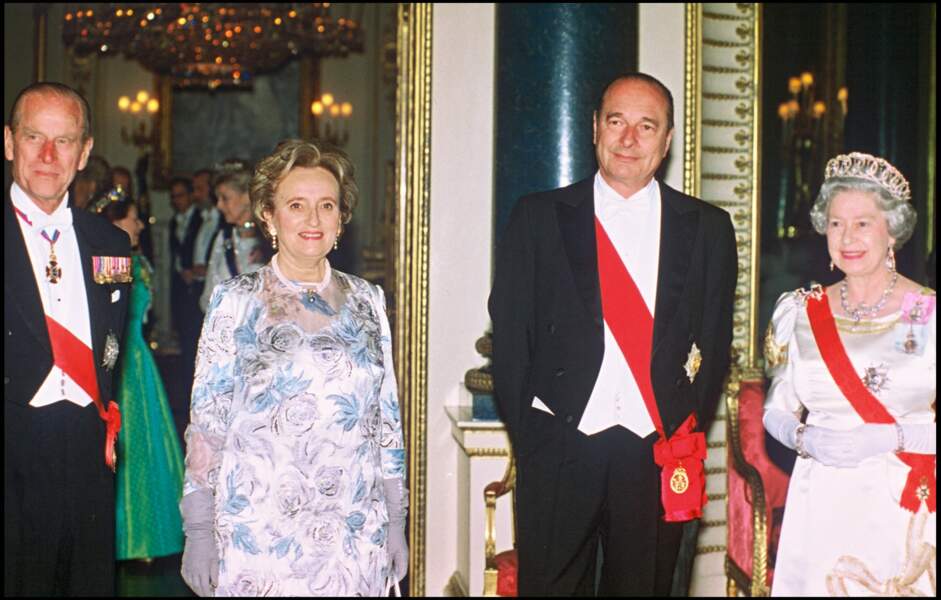 En 1996, la Reine Elizabeth II et le Prince Philip rencontrent le Président Jacques Chirac et sa femme Bernadette Chirac.