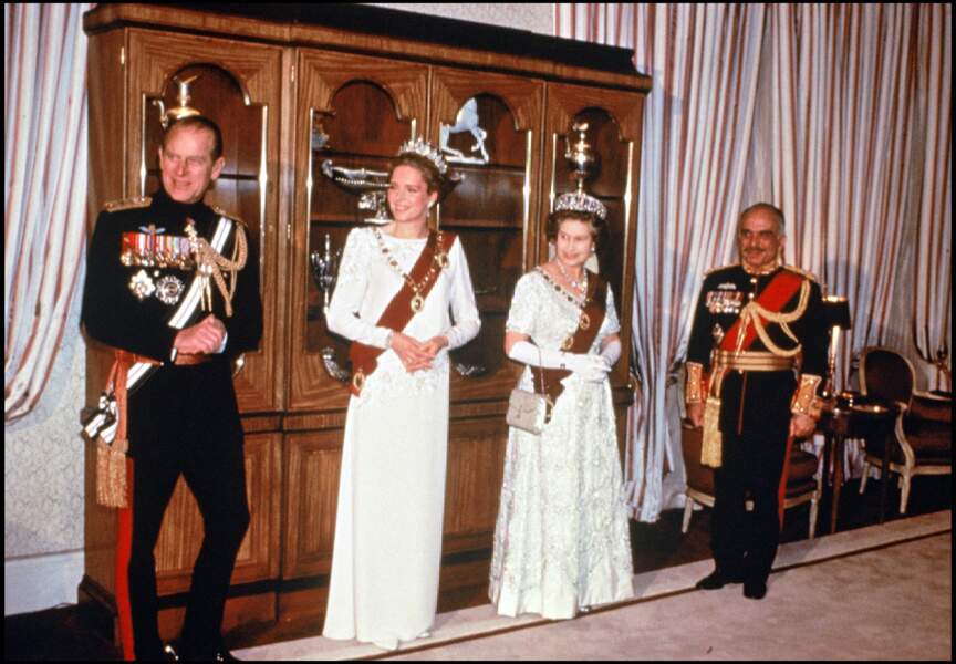 En 1990, la Reine Elizabeth II et le Prince Philip rendent visite au Roi Hussein de Jordanie et à la Princesse Noor. 