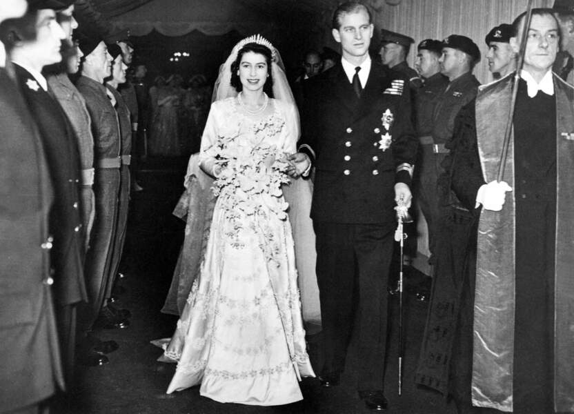 En 1947, la Princess Elizabeth et le Prince Philip à la sortie de l'abbaye de Westminster le jour de leur mariage.