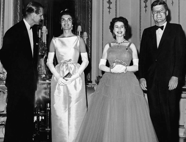En 1961, la Reine Elizabeth II et le Prince Philip accueillent le Président Kennedy et sa femme Jackie Kennedy à Edimbourg.
