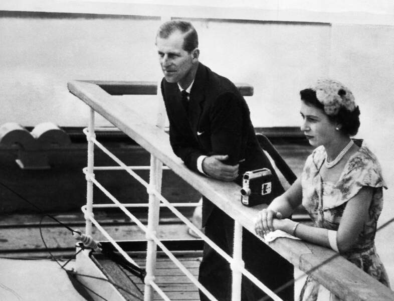 En 1953, la Reine Elizabeth II et le Prince Philip sur le pont d'un navire dans le Canal du Panama.
