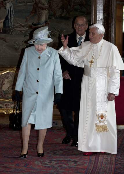 En 2010, la Reine Elizabeth II et le Prince Philip accueillent le Pape Benoit XVI à Edimbourg.