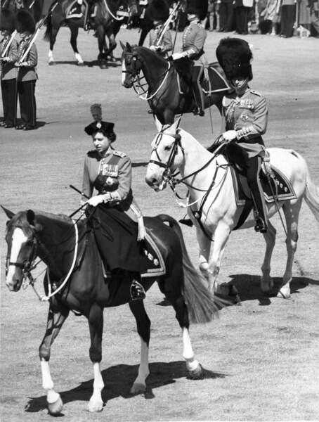 En 1959, la Reine Elizabeth II et le Prince Philip lors de la cérémonie Trooping the colour à Londres.