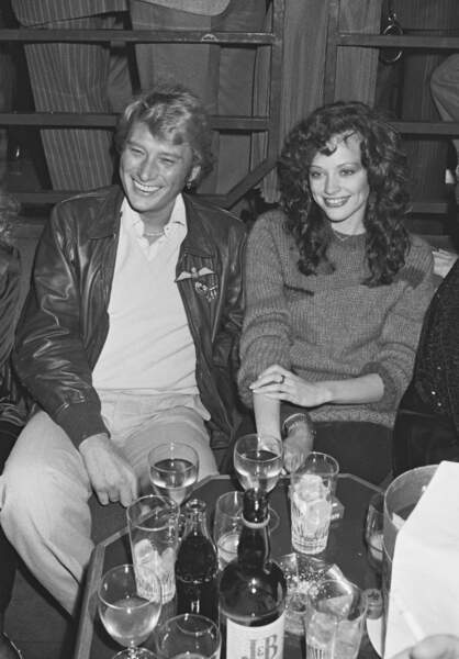 Toujours au coeur des années 80, Johnny Hallyday craque ensuite pour Betsy Farley, un top américain de 21 ans, rencontré à L’Élysée Montmartre