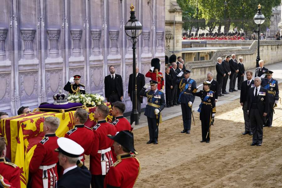 Procession du cercueil de la reine Elizabeth II : le roi Charles III, la princesse Anne, le prince Andrew, le prince Edward, le prince William, et le prince Harry