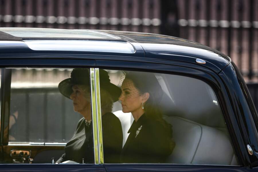 Procession du cercueil de la reine Elizabeth II : la reine consort Camilla Parker-Bowles et la princesse de Galles Kate Middleton