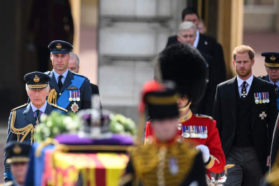 Procession du cercueil de la reine Elizabeth II : le roi Charles III et ses deux fils, le prince William et le prince Harry