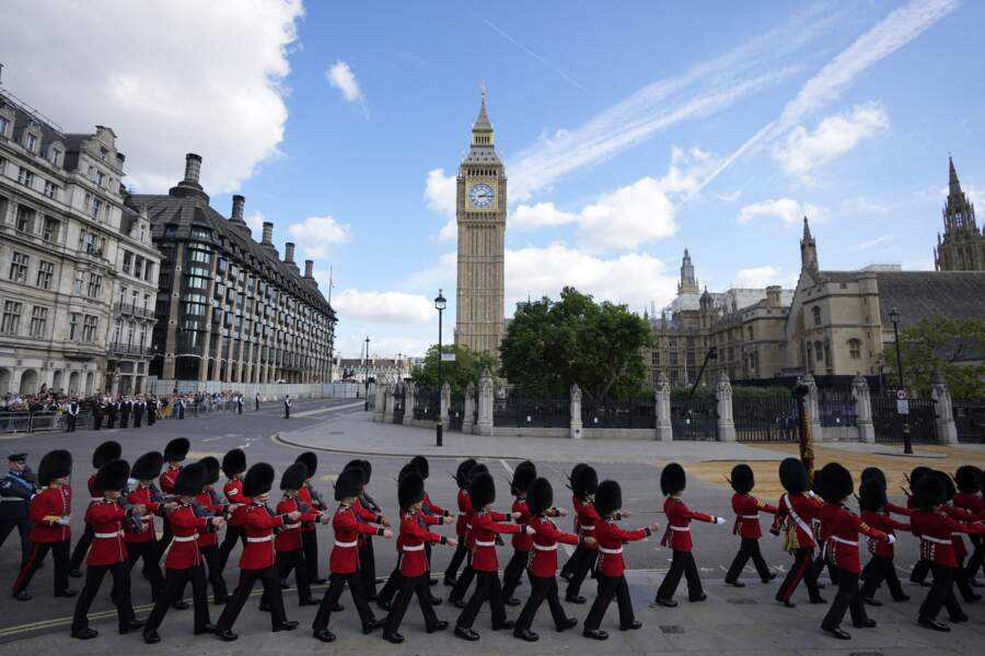 Procession du cercueil de la reine Elizabeth II de Buckingham Palace à Westminster Hall, la plus vieille chambre du Parlement britannique le 14 septembre 2022