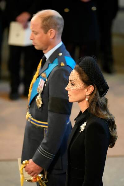 Recueillement devant le cercueil de la reine Elizabeth II : Kate Middleton et le prince William