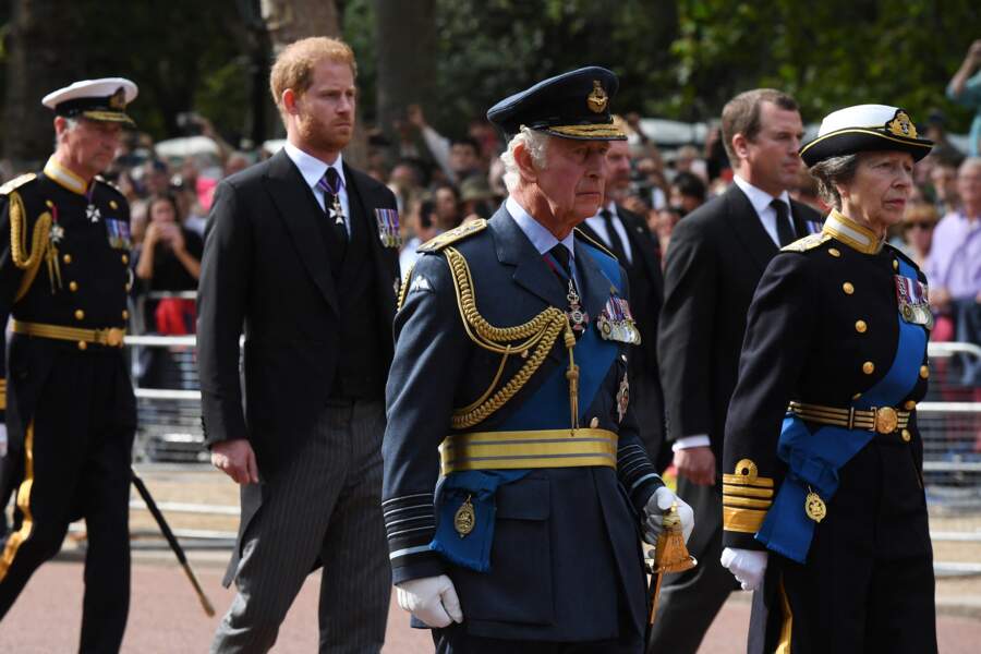 Procession du cercueil de la reine Elizabeth II : le roi Charles III, sa sœur, la princesse Anne et le prince Harry