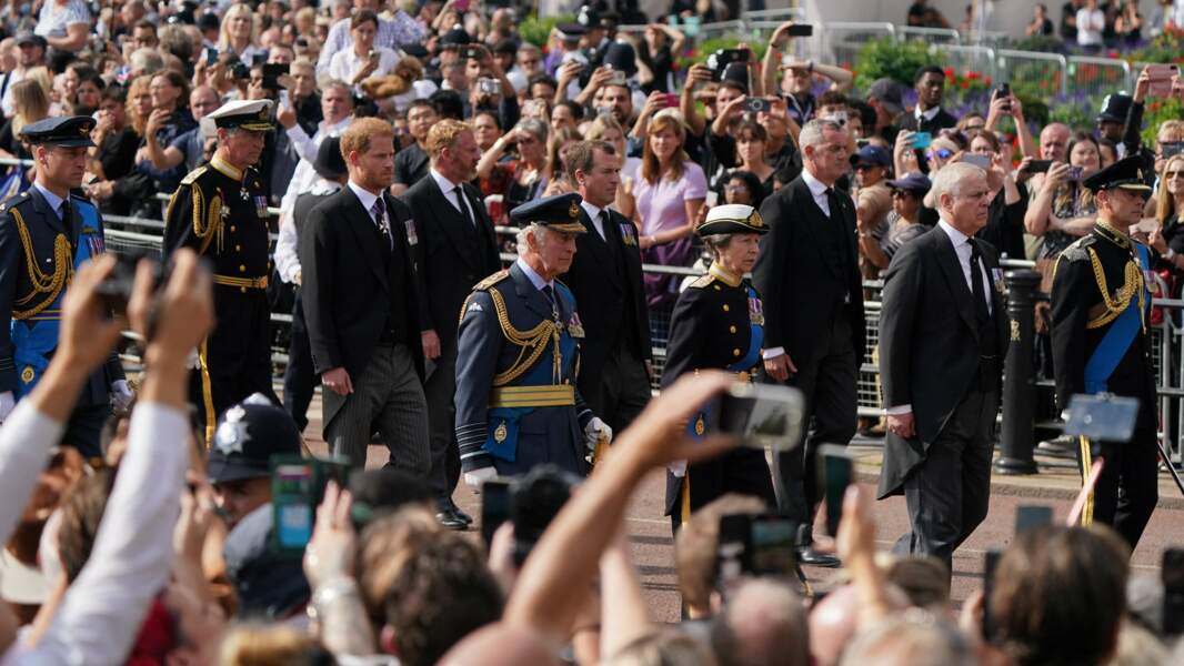 Procession du cercueil de la reine Elizabeth II : le roi Charles III, sa sœur, la princesse Anne et ses deux frères, le prince Andrew (en tenue civile), le prince Edward ainsi que les deux fils du roi, le prince William et le prince Harry