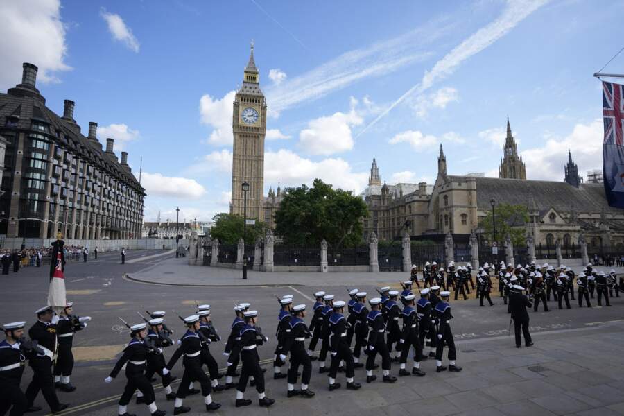 Procession du cercueil de la reine Elizabeth II de Buckingham Palace à Westminster Hall, la plus vieille chambre du Parlement britannique le 14 septembre 2022
