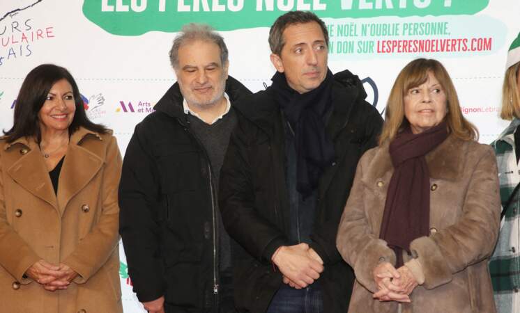 Anne Hidalgo, Raphael Mezrahi, Gad Elmaleh, et Chantal Goya (77 ans) lancent l'édition des Pères Noëls Verts sur le parvis de l'hôtel de ville à Paris en 2019