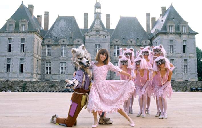 Chantal Goya (46 ans) est la star de son propre spectacle. Ici elle se produit devant le château de Saint Loup en 1988