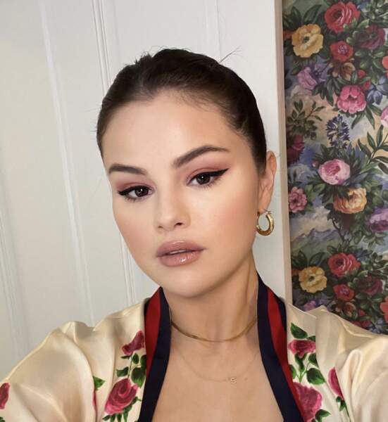 Selena Gomez vient parfaire son beauty look avec un brillant à lèvres 
