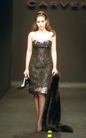 Vanessa Demouy en 1999 pour le défilé de mode Carven (26 ans)