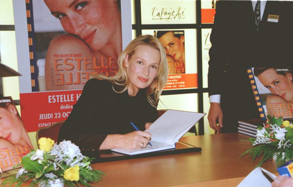 Estelle Lefébure à une séance de dédicaces aux Galeries Lafayette en 1997 (31 ans)