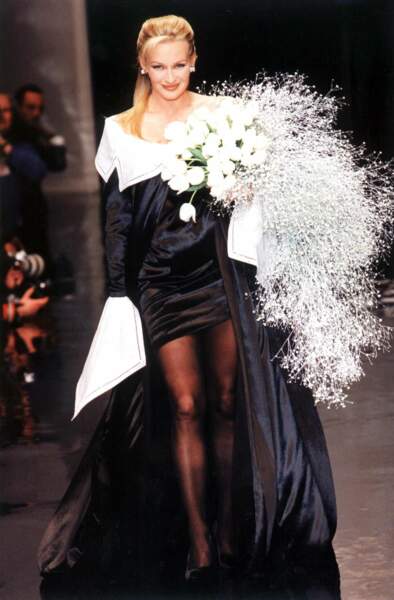 Estelle Lefébure au défilé de mode Christian Dior collections prêt à porter automne hiver 1995-1996 (29 ans)