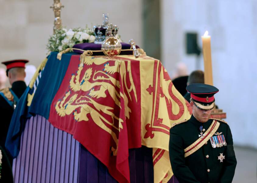 Le prince Harry au pied du cercueil