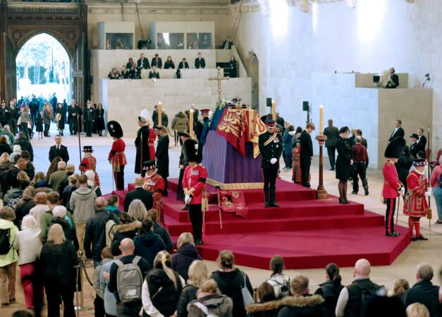 Les huit petits-enfants de la reine Elizabeth II veillent son cercueil à Westminster