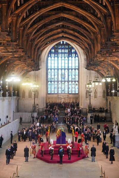 Les huit petits-enfants de la reine Elizabeth II veillent son cercueil à Westminster Hall