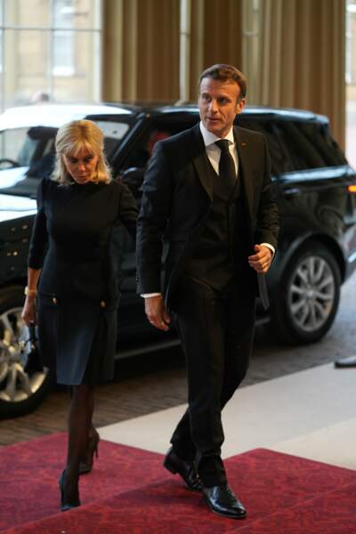 Brigitte et Emmanuel Macron se sont recueillis devant le cercueil de la reine Elizabeth II à Westminster