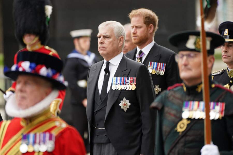 Obsèques de la reine Elizabeth II : les princes Andrew et Harry en tenue civile lors de la procession jusqu'à l'abbaye de Westminster