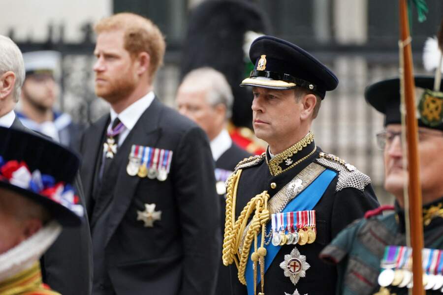 Obsèques de la reine Elizabeth II : le prince Harry et le prince Edward lors de la procession jusqu'à l'abbaye de Westminster