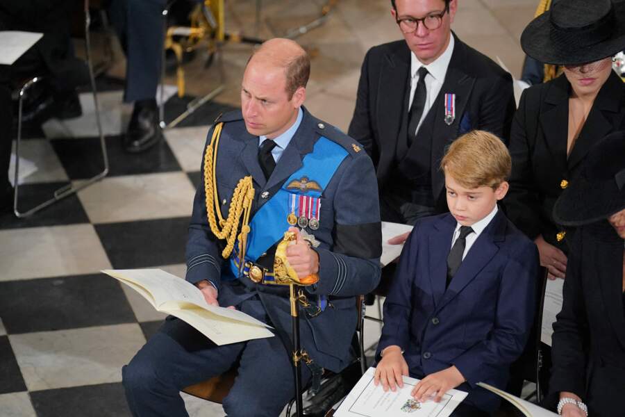 Obsèques de la reine Elizabeth II : le prince William et le prince George en bleu marine. Il n'est pas tenu de porter du noir, juste une couleur sombre pour marquer sa peine