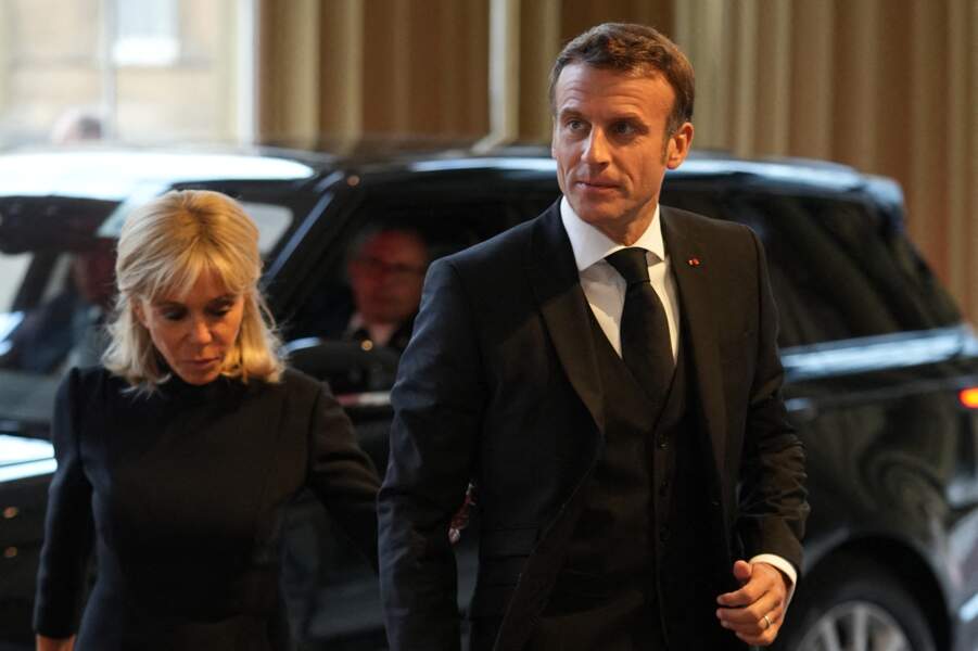 Costume et cravate noirs pour Emmanuel Macron et robe noire pour Brigitte Macron