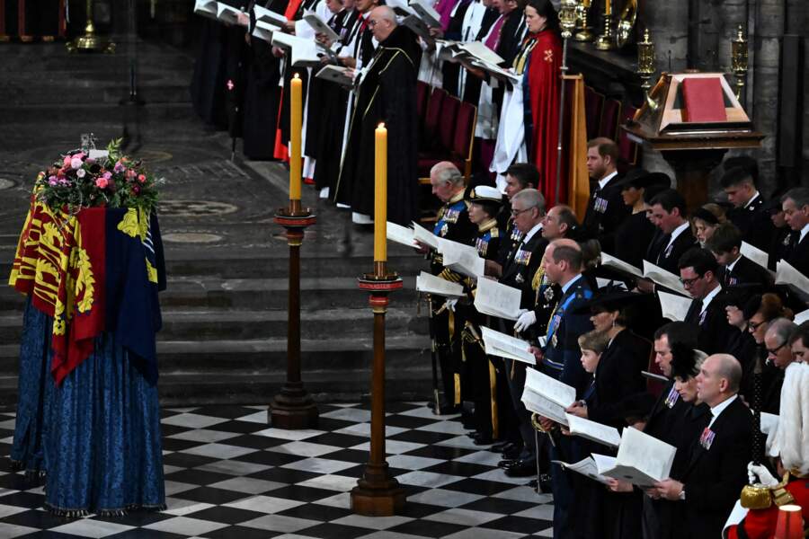 Obsèques de la reine Elizabeth II : la famille royale devant le cercueil