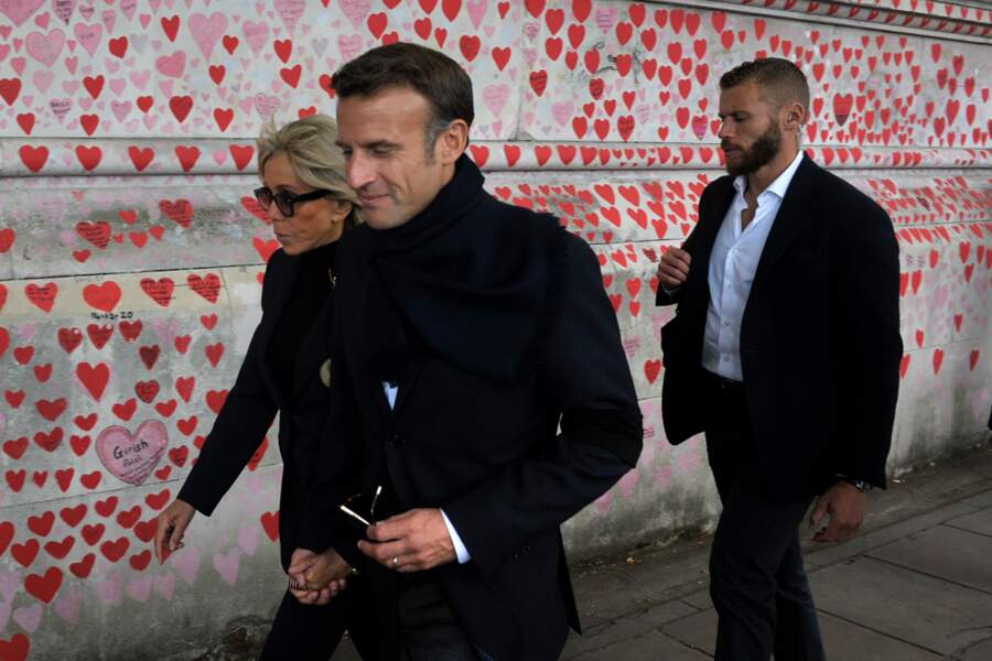 Le couple Macron marche à proximité de la longue queue faite pour rendre hommage à Elizabeth II à Westminster