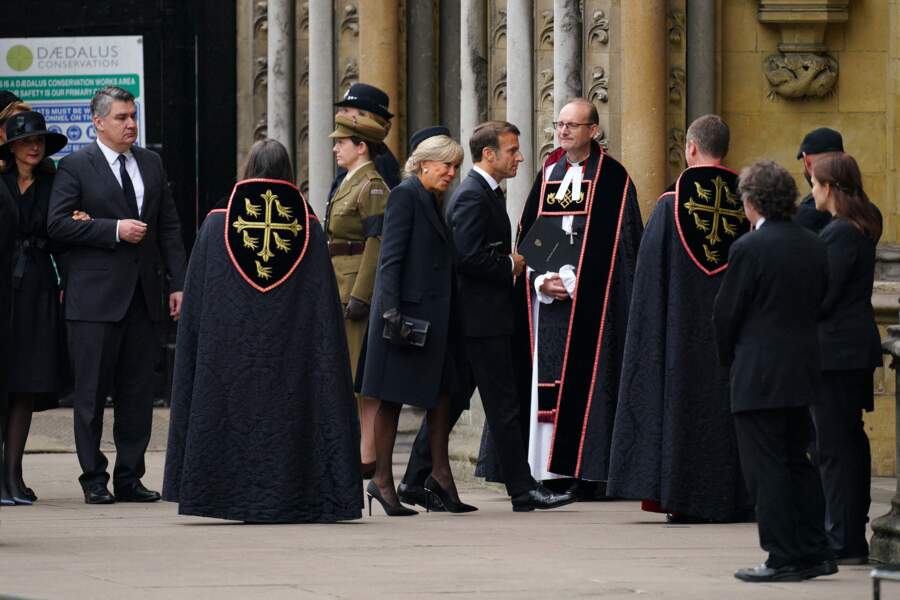 Le 19 septembre, Emmanuel et Brigitte Macron arrivent en l'abbaye de Westminster pour la messe en hommage à la reine Elizabeth II