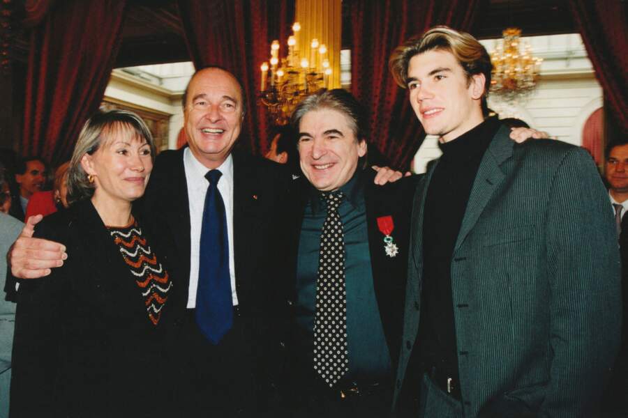 Serge Lama reçoit la Légion d'honneur du président Jacques Chirac en 2000.