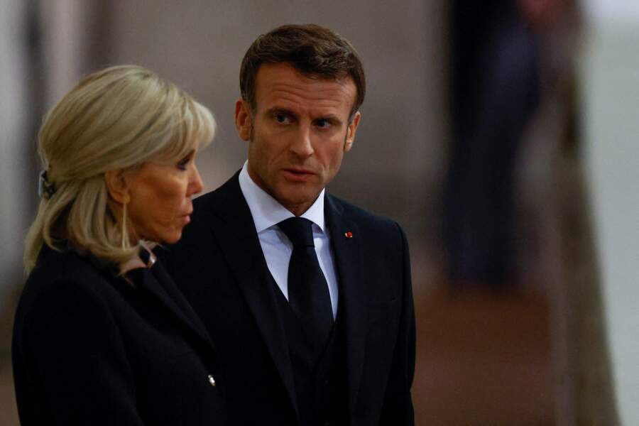 Mais Brigitte et Emmanuel Macron ont pris soin de se changer avant de se recueillir devant le cercueil de la reine Elizabeth II 