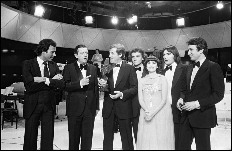 Le chanteur en compagnie de ses amis Julio Iglesias, Jean-Paul Belmondo, Michel Sardou invités dans l'émission de Michel Drucker en 1979. 