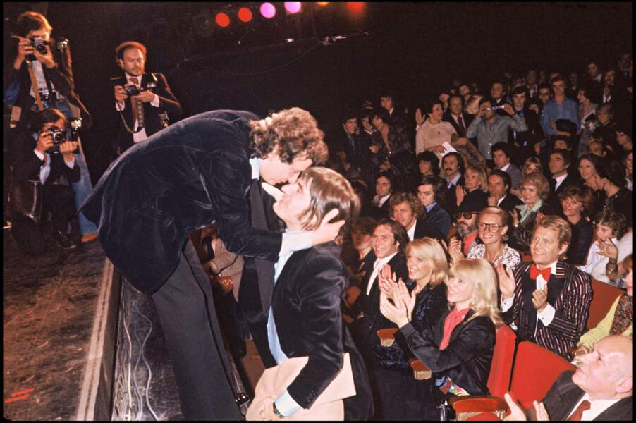 En 1976 Michel Sardou embrasse Serge Lama lors de sa première à l'Olympia.