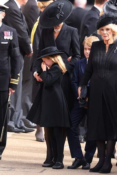 Obsèques de la reine Elizabeth II : la princesse Charlotte en larmes aux côtés de Kate Middleton, du prince George et de Camilla