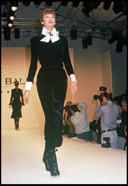En 1993, Linda Evangelista (28 ans) au défilé Pierre Balmain à Paris