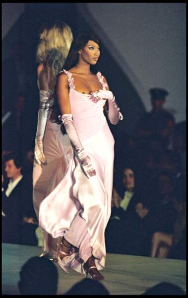 En 1995, Naomi Campbell (25 ans) au défilé Valentino à Rome