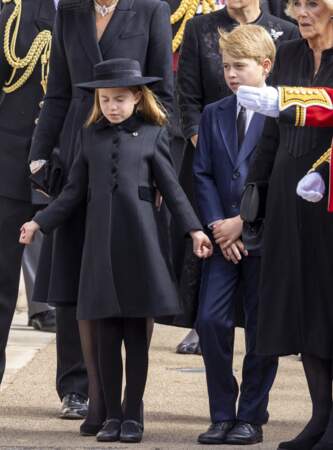Cérémonie funèbre en la Chapelle Saint-George pour les funérailles d'Etat de la reine Elizabeth II : la princesse Charlotte et le prince George