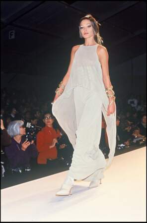 En 1992, Carla Bruni (25 ans) au défilé de mode Claude Montana à Paris