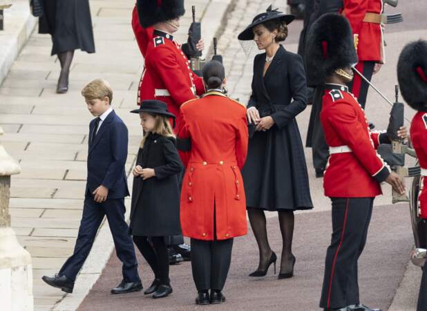 Cérémonie funèbre en la Chapelle Saint-George pour les funérailles d'Etat de la reine Elizabeth II : le prince George, la princesse Charlotte et Kate Middleton